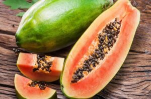 Lee más sobre el artículo Datos nutricionales de la papaya, beneficios para la salud, usos y riesgos