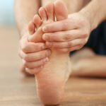 douleur sous le pied au milieu causes, traitement, quand demander de l'aide
