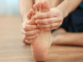 douleur sous le pied au milieu causes, traitement, quand demander de l'aide
